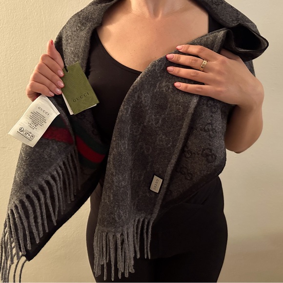 UNISEX GUCCI SCARF / NEW WITH TAG - Picture 1 of 9